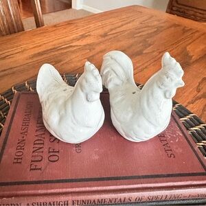 Set of hen and rooster salt and pepper shakers